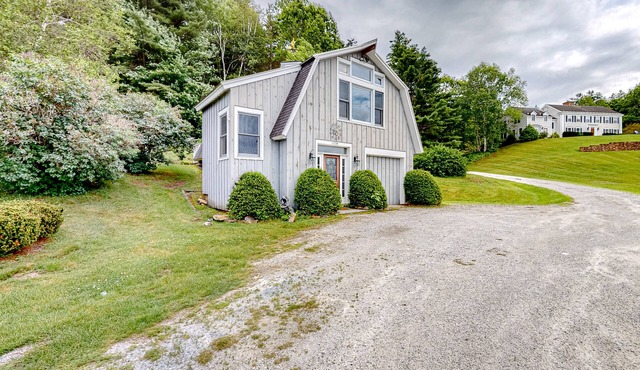 Serene dog-friendly guest house with mountain views, fireplace, & firepit
