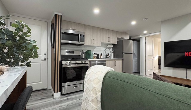 Serene Escape: 1 Bed 1 Bath Private Basement Suite| 12 mins to Spruce Meadows
