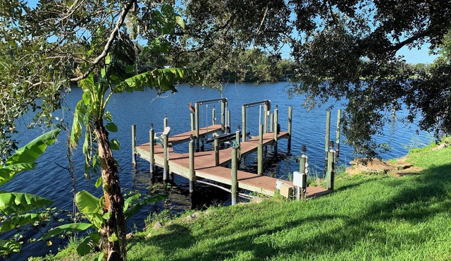 Shady Oaks River House 4-bedroom with a Dock in enchanting LaBelle