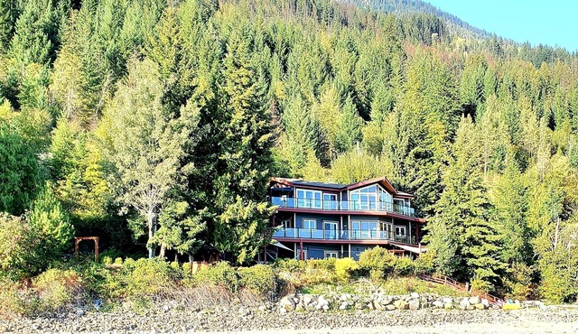 Shuswap Lake-house Extraordinaire