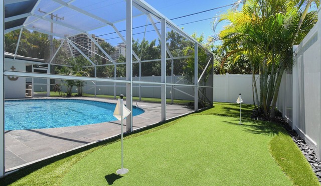 Singer Island Beach, Heated Pool, PUTT PUTT, Pool Table & 5 min walk to Beach!