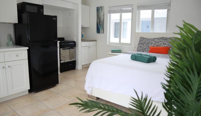 Singer Island Inn Studio/Walk to the Beach