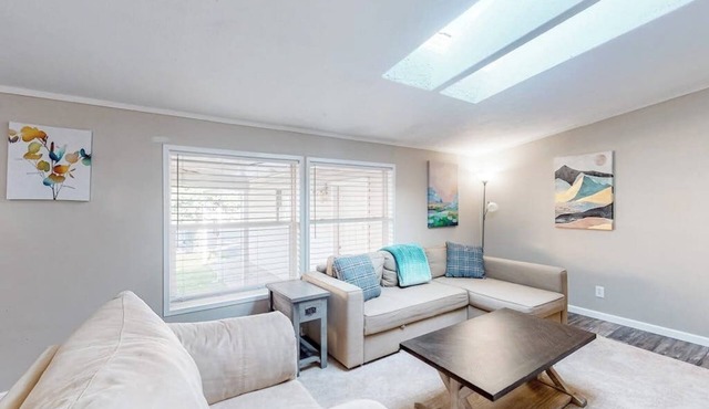 Single-level home with a washer/dryer, patio & grill