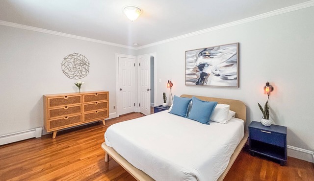 SJ2 - Spacious 6-bedroom home in welcoming Newton - 15 Min to Boston!