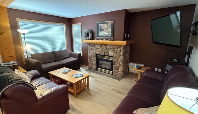 Ski-in Condo Townhouse @Fernie Alpine Resort brand new Hot Tub summer 2026 & BBQ
