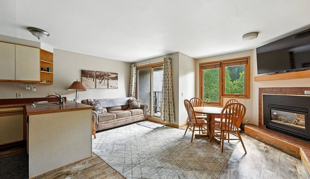 Ski in/ski out condo at Winter Park - cozy slopeside with pool, hot tub & more
