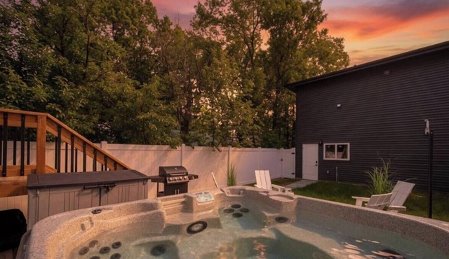 Skyline Serenity | HotTub | Rooftop Patio |Central