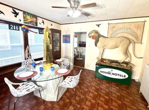 Sleep with a Lion! 6 bedroom house, near downtown, Ohio city Tremont!