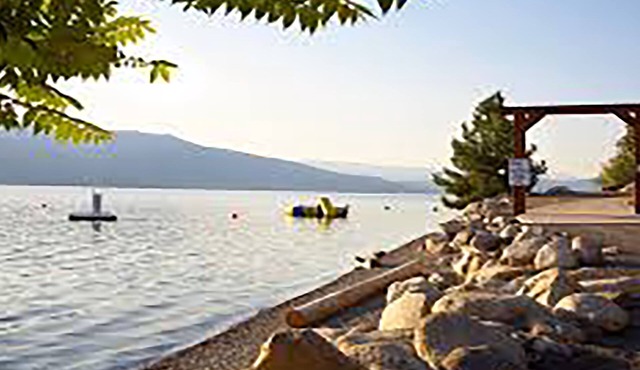 Sleeps max 8 Partial View of the Okanagan lake, Kelowna BC