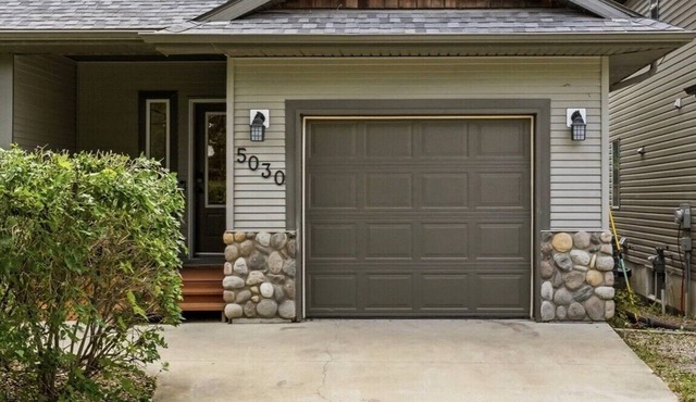 Sleeps up to 8. Steps to the beach and Lakeshore shopping and dining!