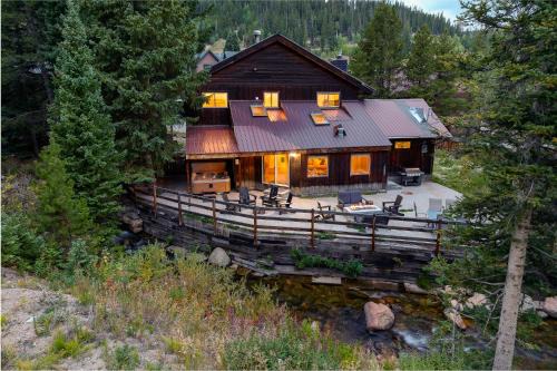 Slopeside Chalet on River Next To WP Resort I Fantastic Views I Private Hot Tub I Gas Firepit I Game Room I Activity Program