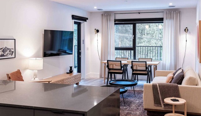 Snow & Swing Getaway - Three Bedrooms with Hot Tub