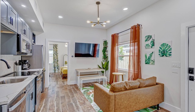 SoSo Orchid Cottage - Cozy, Tropical Guest House