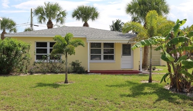 SOUTH BEACH & PARK Just Steps Away STARFISH COTTAGE Cute Cozy Vero Beach