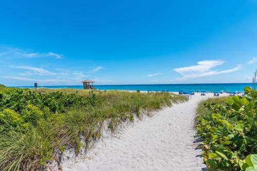 South Florida Spacious Oasis 4BR Retreat with 2 King Beds, Amazing Pool, near Beaches