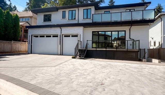South Surrey 2 bed cozy Legal suite, minutes from shopping, hwy, border & beach