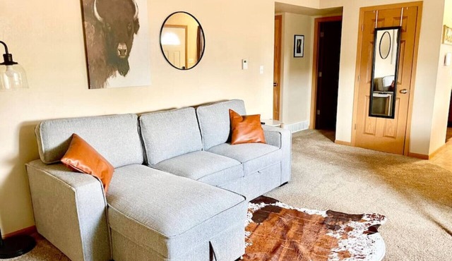 Spacious 2 BDRM/sleeps 6