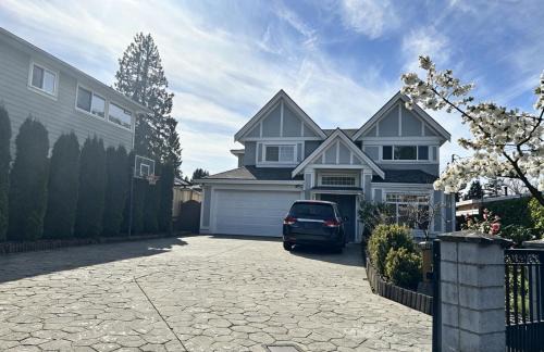 Spacious 2 Bedroom Suite in Burnaby Free Parking, Full Kitchen, Near Transit