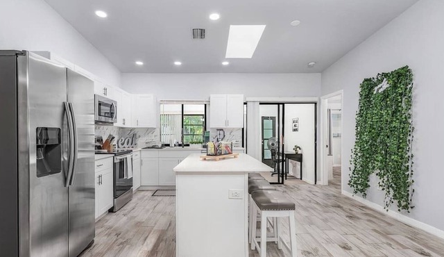 Spacious 2bd 2ba unit w/ lovely outdoor dining!