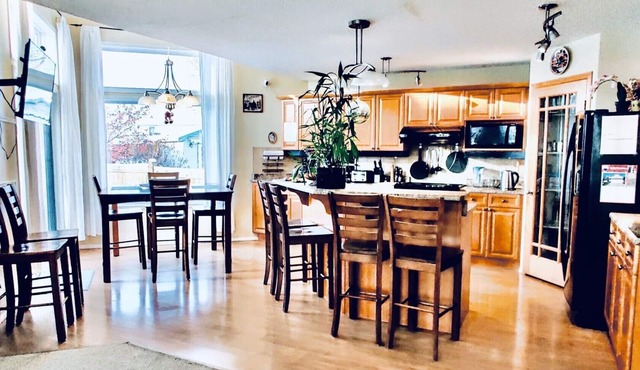 Spacious 3BR Retreat w/Hot Tub Ravine | Sleeps 9