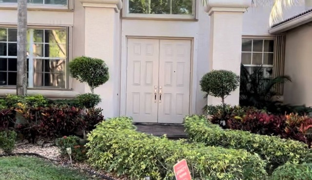 Spacious 5-bedroom house enjoyable Wellington with WiFi, AC in gated community
