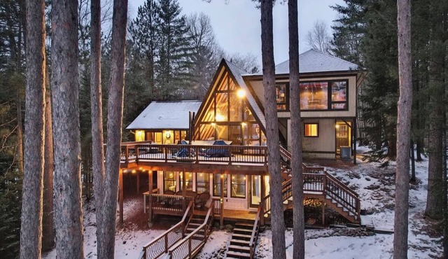Spacious 5-bedroom A frame cabin with AC, on a 5 lake chain in Eagle River