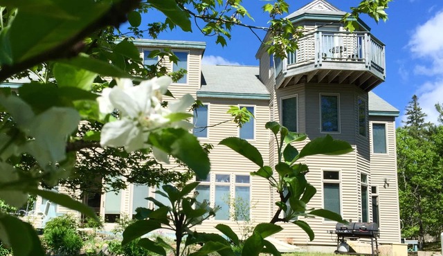 Spacious 6 Bedroom Orchard House close to Acadia and the Shore.