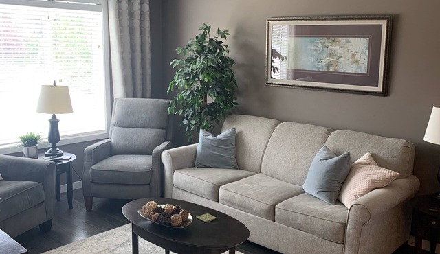 Spacious and Bright - Location!