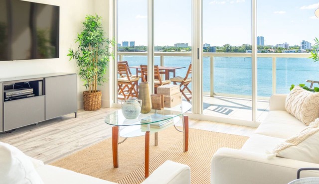 Spacious condo with beautiful water views | WIFI 100+ Mbps