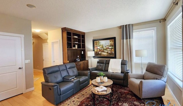 Spacious Family Oasis ~ Balcony ~ Yard ~ BBQ ~ Pkg