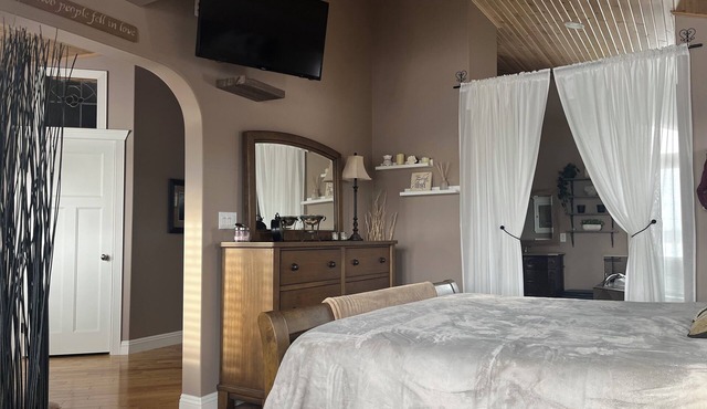 Spacious Lake Front Chalet on Golf Resort- 3 minutes from Iron Horse Trail!