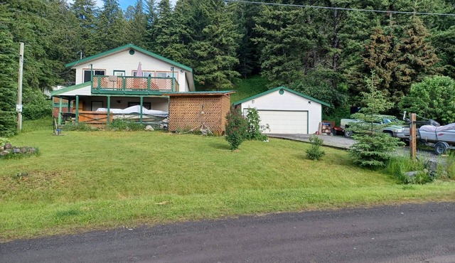 Spacious lake-house with 2 king beds and sleeps 12 easy, 2 minute walk to Lake.