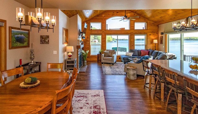 Spacious Lakeside Family Home on Big Bearskin Lake