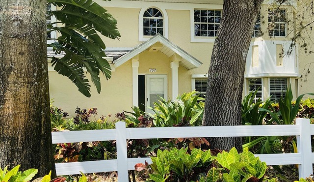 Spacious, Modern 3 Bed/3 Full Bath Condo on Kings Lake - 10 min from the beach
