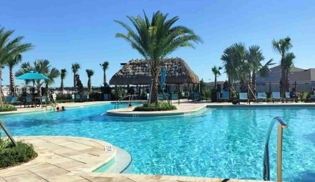 Spacious Modern 4BR Pool Oasis Near Legoland w/Mother-In-Law Suite/Private Apt