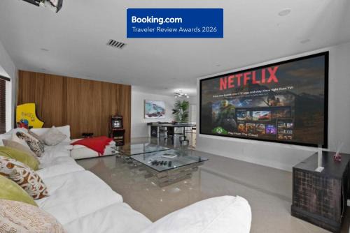 Spacious Modern Mansion w Pool & Sauna in Hollywood close to Beach - 20 min to FIFA!