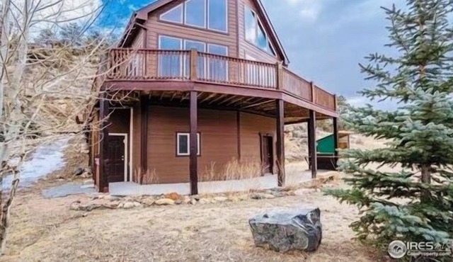 Spacious mountain house with views and room to relax!