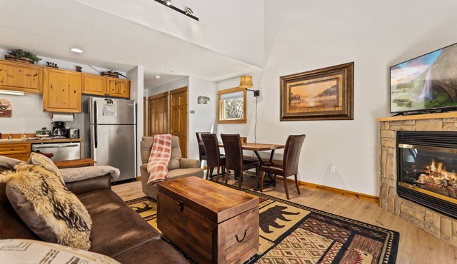Spacious Riverfront Retreat Private Hot Tub Close to RMNP