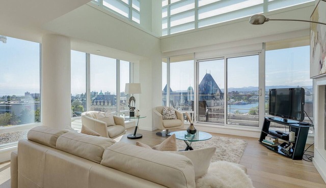 Spacious Splendour-Panoramic Views from 12th Floor Luxury Condo, AC, Pool and Parking