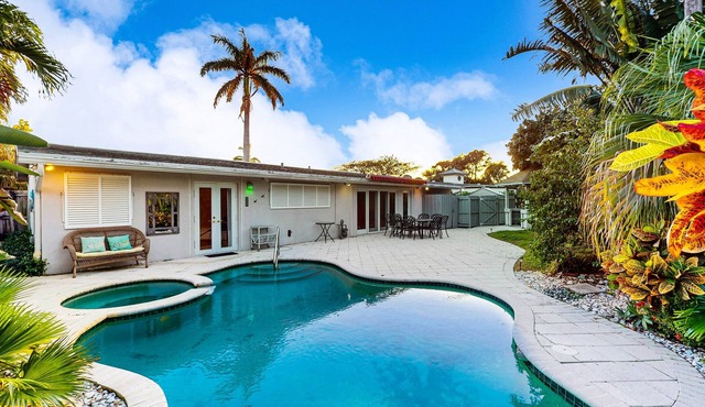 Spacious & sunny retreat with private pool & patio - near beaches & golf