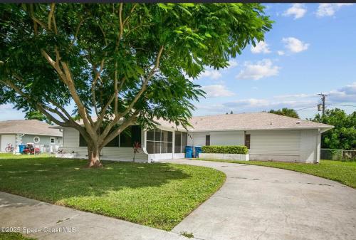Spacious & well maintained house in sunny Palm Bay