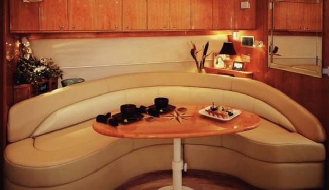Spacious yacht that sleeps six