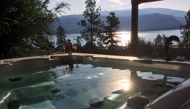 Spectacular LAKEVIEW- Massive cov’d HOT TUB patio -totally private-walk to beach