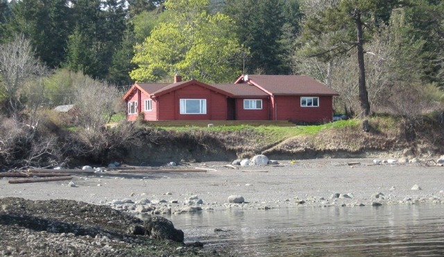 Spectacular Waterfront Retreat On South Pender Island - Low Bank Beachfront