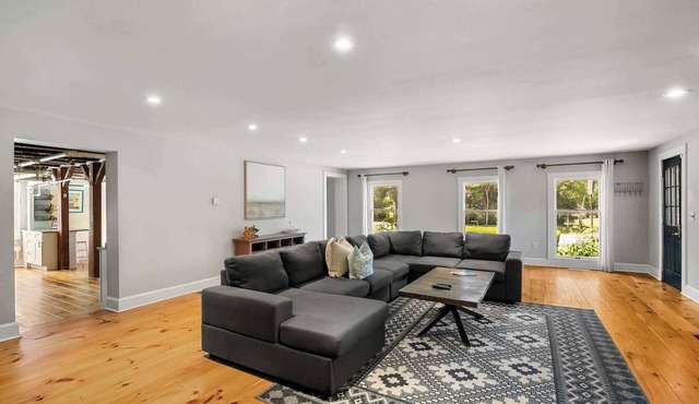 Steps to Dining, Less than 1 mile to Bayside Beaches!