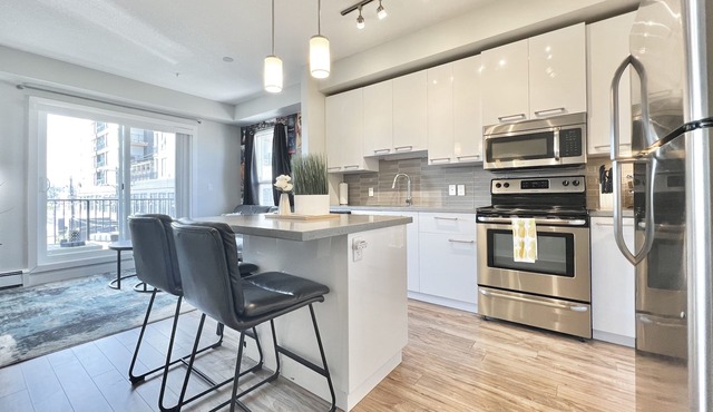 Strathcona/Whyte movie-themed condo-w/underground parking. Pet Friendly