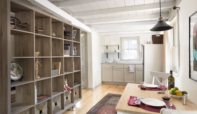 Studio, incredible location & on-site parking! Short walk to Plaza & Railyard.