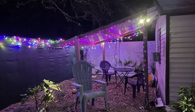 Studio, Private Entrance, fenced in quiet corner, pets ok, large Parking area