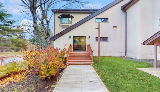 Studio w/mountain view, shared pool, hot tub, sauna, tennis courts & shuttle