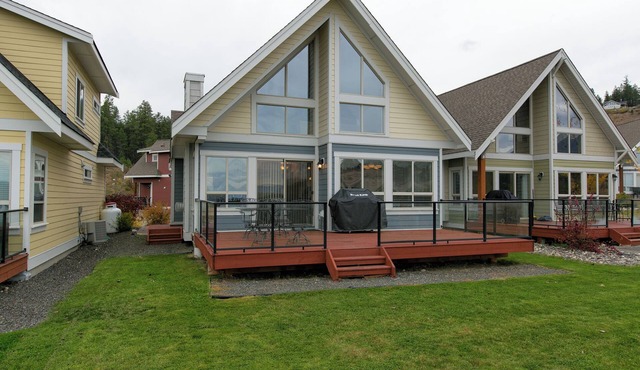 Stunning 2 Bed and Loft Cottage on Lake Okanagan